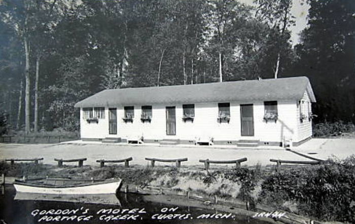 Gordons Resort (Gordons Motel) - Vintage Postcard (newer photo)